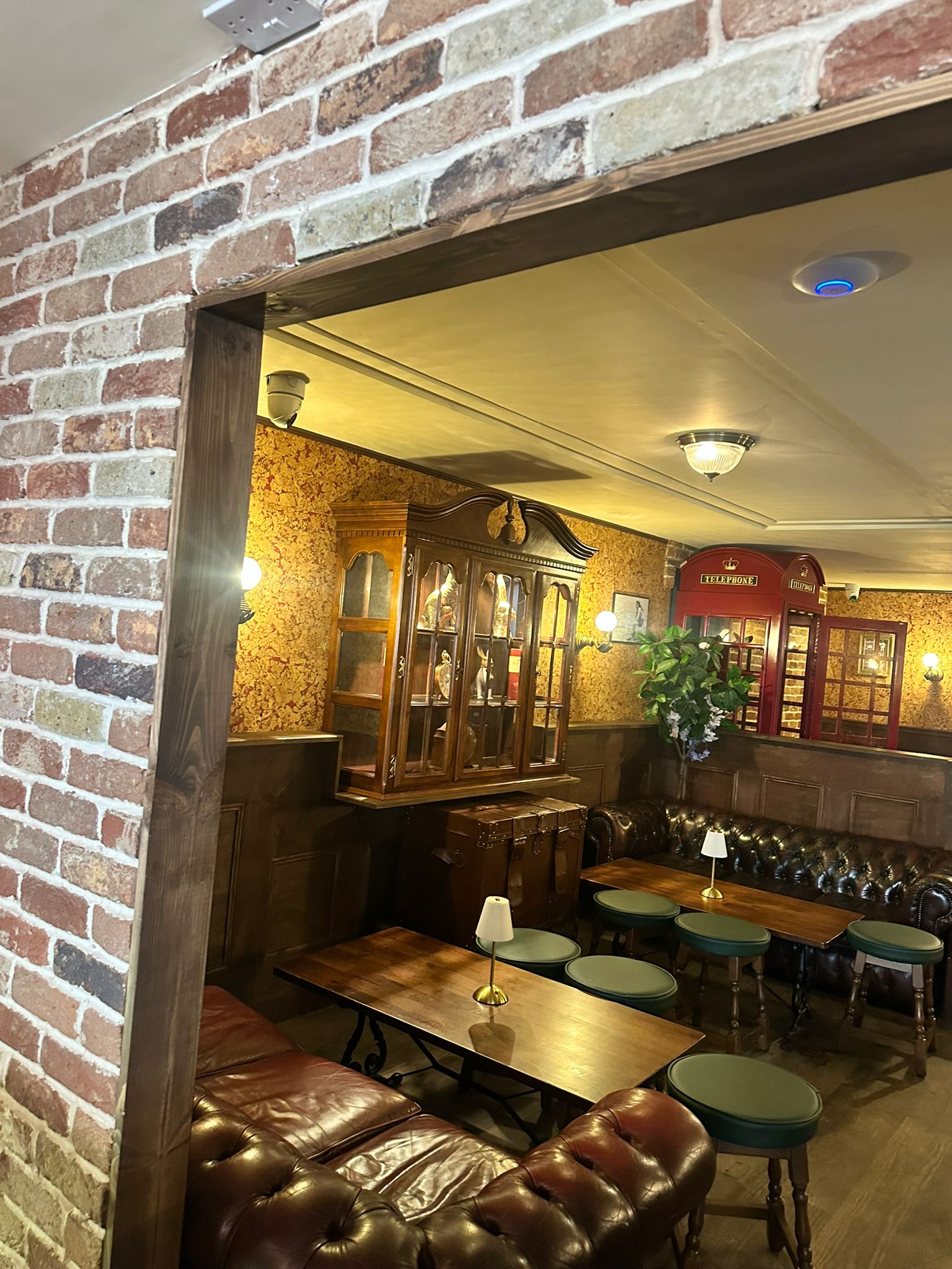 The March Hare Chelsea - Decorative wallpaper installation